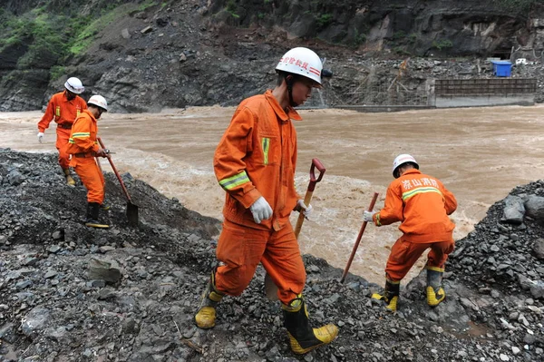 2012年6月30日 中国四川省西南部宁南县发生降雨引发山体滑坡后 救援人员搜寻幸存者 — 图库照片