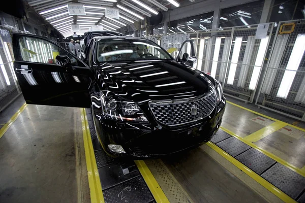 Trabalhadores Chineses Verificar Carros Crown Linha Montagem Uma Fábrica Automóveis — Fotografia de Stock