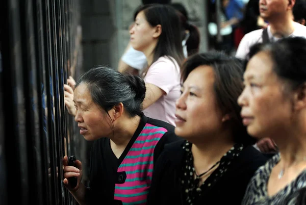 Les Parents Chinois Attendent Entrée Collège Leurs Enfants Prennent Part — Photo