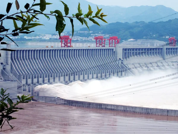 Eaux Crue Fleuve Yangtze Jaillissant Barrage Des Trois Gorges Dans — Photo