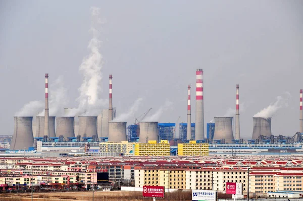 Vapore Fumo Vengono Scaricati Dalle Torri Raffreddamento Dai Camini Una — Foto Stock