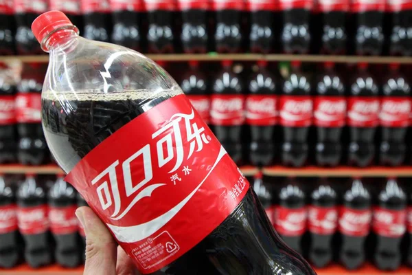 Zákazník Koupí Láhev Coca Coly Supermarketu Okrese Ganyu Městě Lianyungang — Stock fotografie