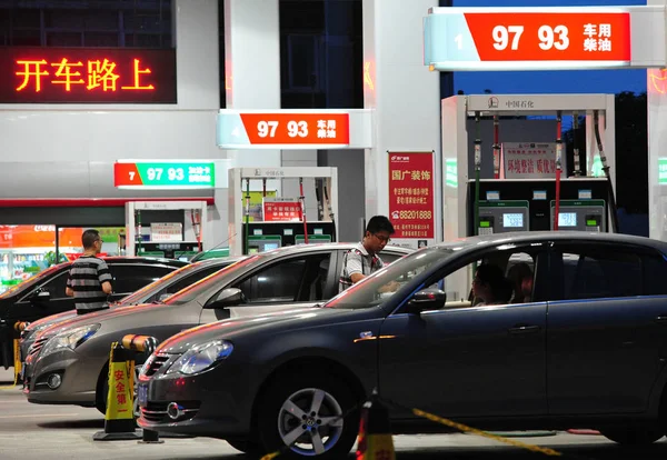 2012年9月10日 中国南東部福州市のガソリンスタンドで車の給油が行われている — ストック写真