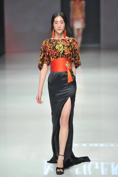 モデルは ファッションウィーク期間中に メルセデス ベンツ中国 2013年春夏北京 2012 虎のファッションショーに新しい創造を表示します — ストック写真