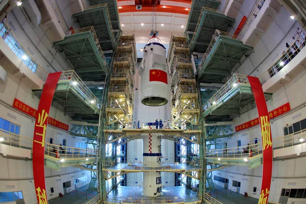 Nave Espacial Shenzhou Shenzhou Está Siendo Levantada Antes Ser Instalada — Foto de Stock