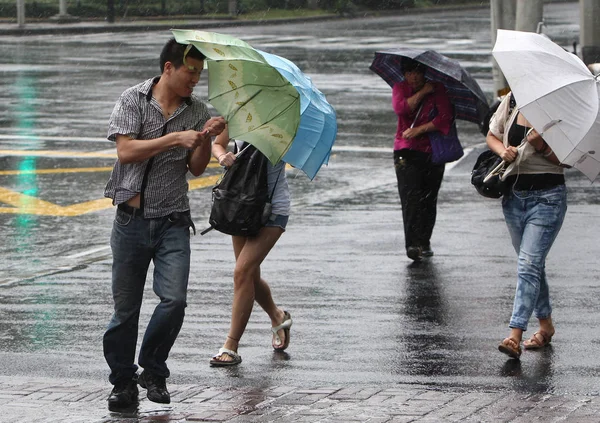 Gyalogosok Bátor Erős Szél Heves Esőzések Okozta Tájfun Haikui Shanghai — Stock Fotó