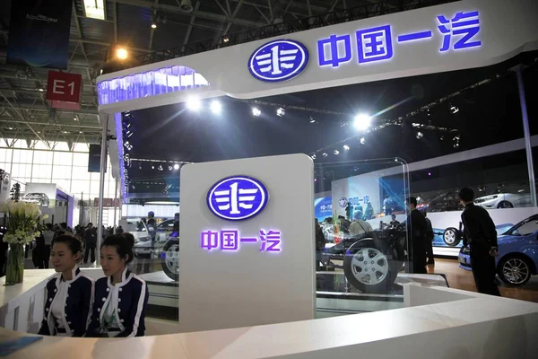 Návštěvníci Jsou Spatní Stánku Faw Během Autoshow Pekingu Číně Dubna — Stock fotografie