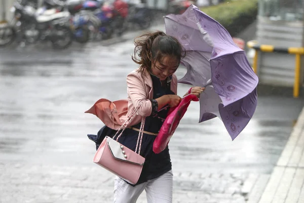 Peatonal Enfrenta Fuertes Vientos Fuertes Lluvias Causadas Por Tifón Haikui — Foto de Stock