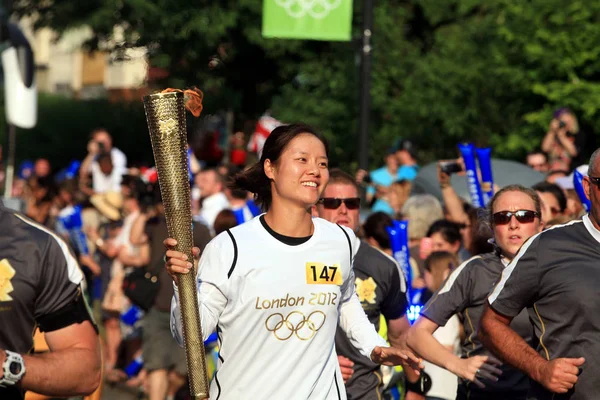 Kiinalainen Tennispelaaja Jolla Olympiasoihdun Lenkkeily Lontoon Vuoden 2012 Olympialaisten Torch — kuvapankkivalokuva