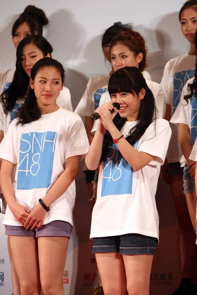Νεαρά Κορίτσια Της Κινεζικής Ποπ Ομάδα Snh48 Παρακολουθήσουν Μια Τελετή — Φωτογραφία Αρχείου