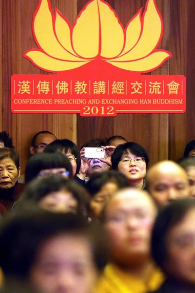 2012年11月6日 中国佛教僧人和游客在浙江省东部杭州市杭州佛教学院出席2012年汉传佛教讲道交流大会开幕式 — 图库照片