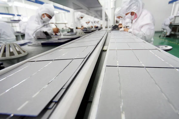 Lavoratori Cinesi Saldano Celle Fotovoltaiche Pannelli Solari Nello Stabilimento Eoplly — Foto Stock