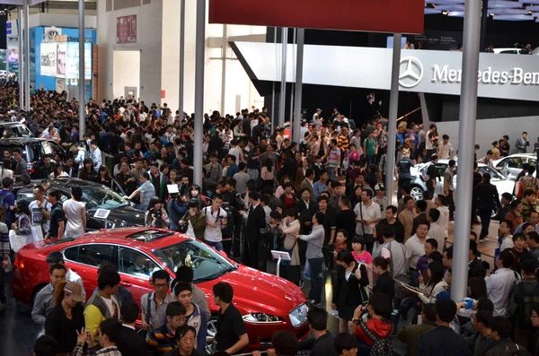 Visitatori Vengono Visti Durante Una Fiera Automobilistica Pechino Cina Aprile — Foto Stock