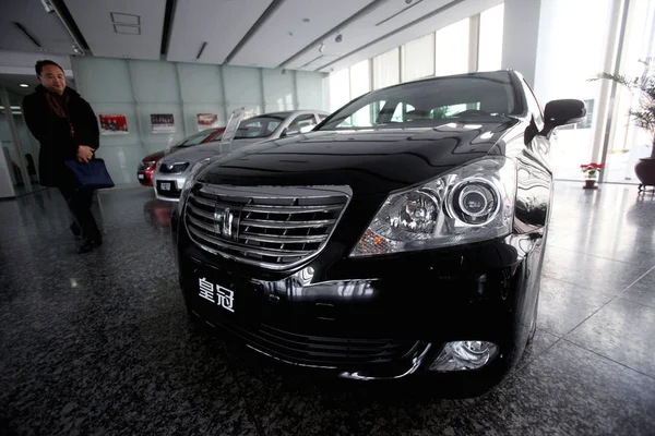 Toyota Cars Displayed Showroom Auto Plant Toyota Tianjin China March — Stok fotoğraf