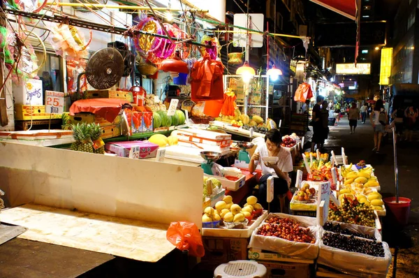 Vendor Has Meal His Fruit Stall Hong Kong China June — Stock Photo, Image