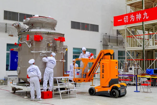 Ingenieros Aeroespaciales Chinos Revisan Módulo Orbital Nave Espacial Shenzhou Shenzhou —  Fotos de Stock