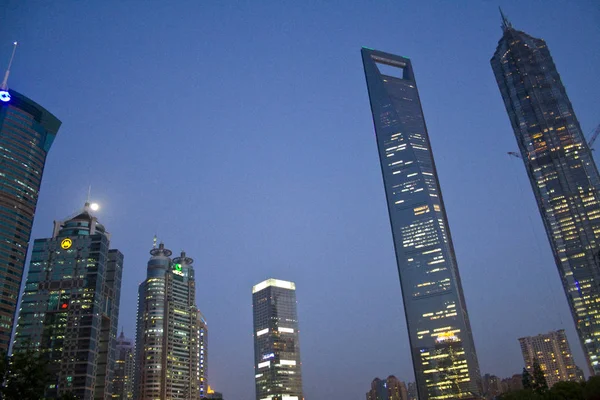 ファイル 浦東のLujiazui金融街で上海世界金融センターと金魔王タワー の夜景 2012年5月4日 — ストック写真