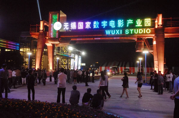 2012年5月28日 中国东部江苏省无锡市 人们参观无锡 数字电影产业园 又称无锡电影制片厂 — 图库照片