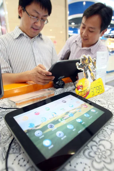 顧客は 中国の上海のデジタル製品モールでレノボレパッドタブレットPcを試してみる 2011年10月10日 — ストック写真