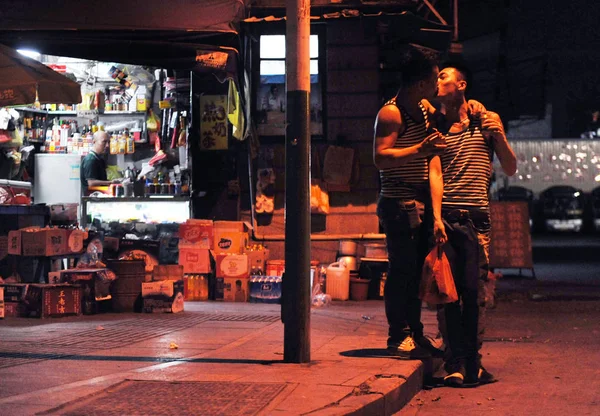 ゲイの男性 ゾンとリウ ワンキアンは 中国南部福建省泉州のコンビニエンスストアの外でキスをします 2012年 13日 — ストック写真