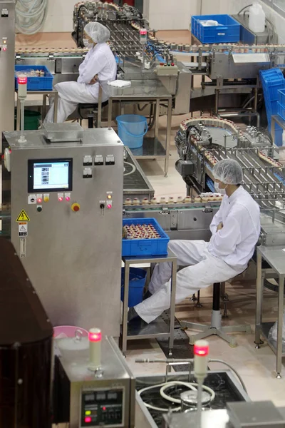 Работники Завода Наблюдают Бутылками Якултского Ферментированного Молочного Напитка Проходящего Через — стоковое фото