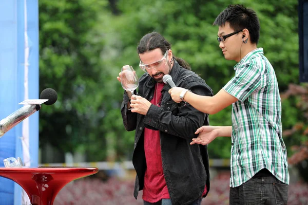 2012年5月13日 在中国中部湖南省岳阳市举行的一场比赛中 美国作家和声音增强教练海梅 文德拉 Jaime Vendera 在用声音砸碎酒杯之前 对酒杯进行了测试 — 图库照片