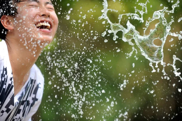 Студент Грає Водою Щоб Охолодити Себе Гарячий День Університеті Янчжоу — стокове фото