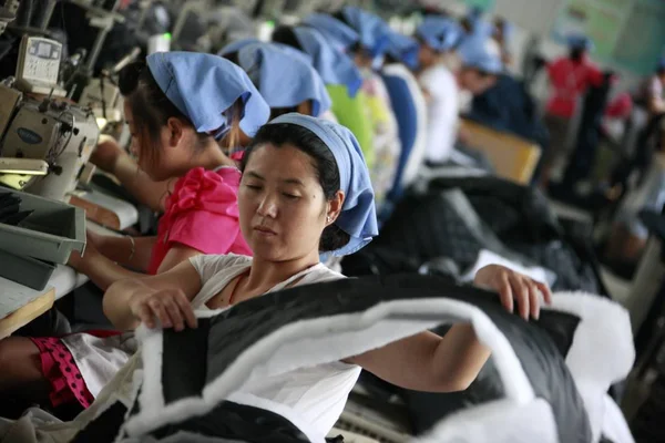 Lavoratori Cinesi Cuciono Vestiti Una Fabbrica Abbigliamento Nella Città Huaibei — Foto Stock