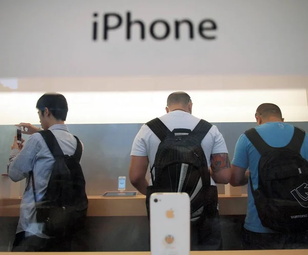 Les Clients Essaient Les Iphones Dans Apple Store Shanghai Chine — Photo
