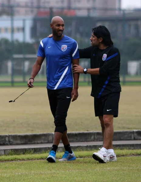 File Nicolas Anelka Shanghai Shenhua Izquierda Habla Con Asistente Durante — Foto de Stock