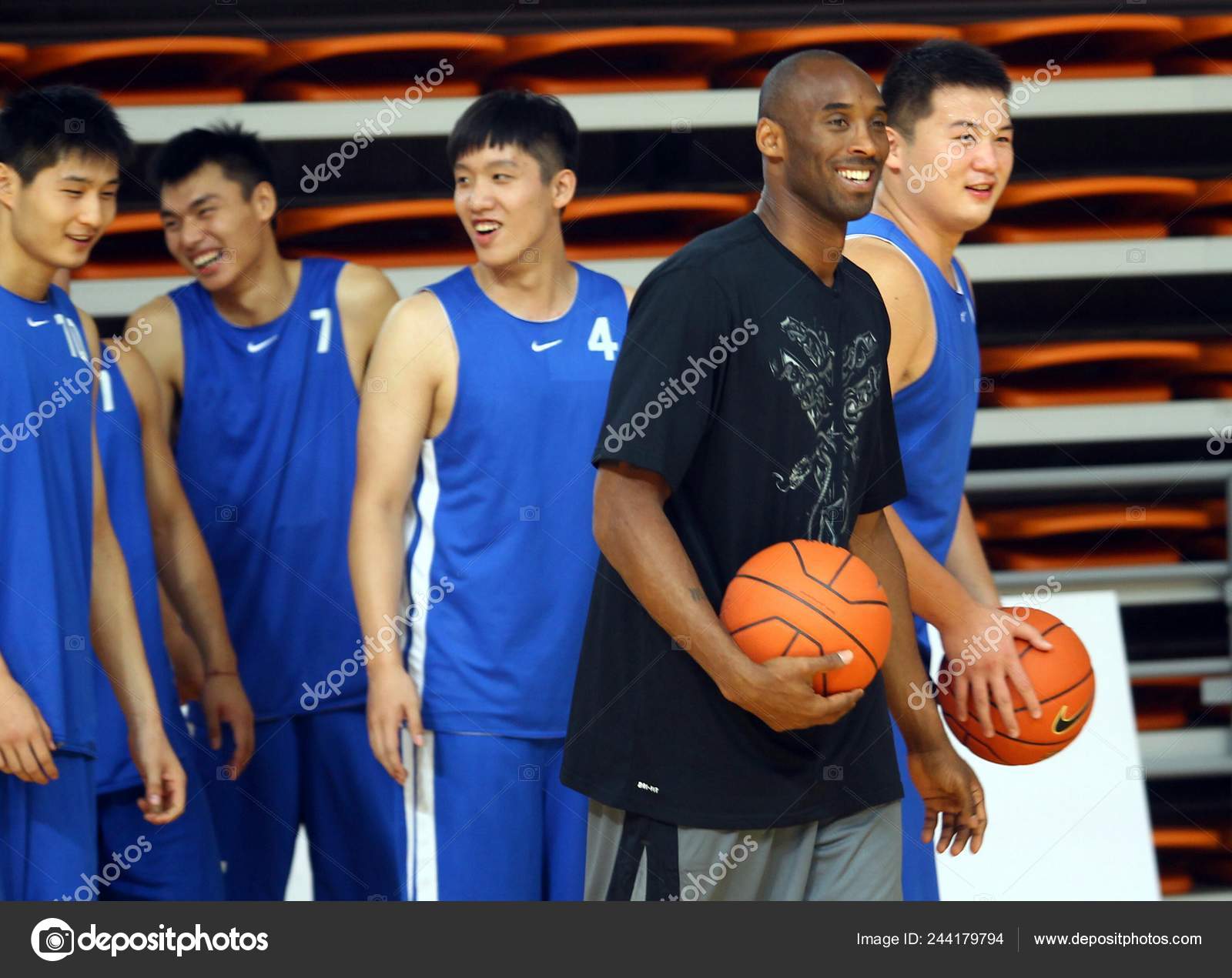 Nba 슈퍼스타 브라이언 이벤트에 2012 후베이 시에서 들을만 — 스톡 에디토리얼 사진 © IC Photo #244179794, image size:1600x1271