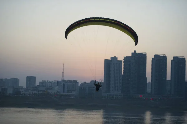 Member Zhuzhou Paraglider Club Glides Xiangjiang River Zhuzhou City Central — Stock Photo, Image