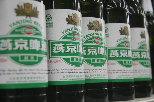 Botellas Cerveza Yanjing Están Venta Supermercado Ciudad Nantong Este Provincia — Foto de Stock