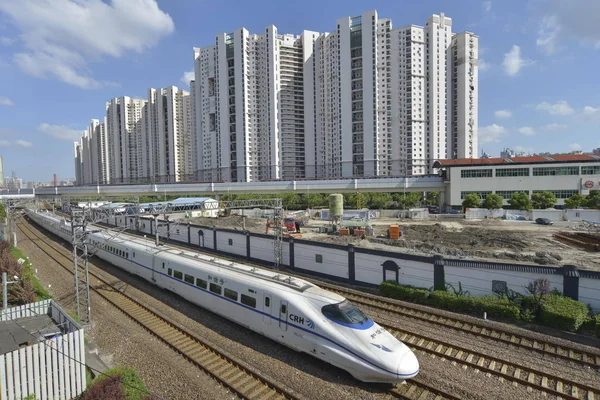 Crh China Railway High Speed Bullet Train Passes Cluster High — Stock Photo, Image