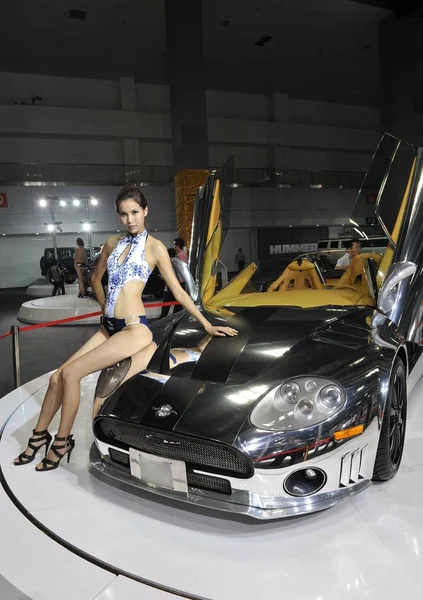 Een Model Poseert Door Een Spyker Sportwagen Tijdens Een Auto — Stockfoto