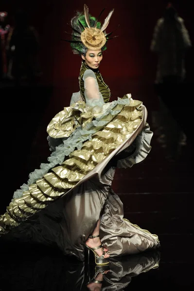 Model Wyświetla Nowe Stworzenie Pokazie Mody Guang Ona Podczas Mercedes — Zdjęcie stockowe