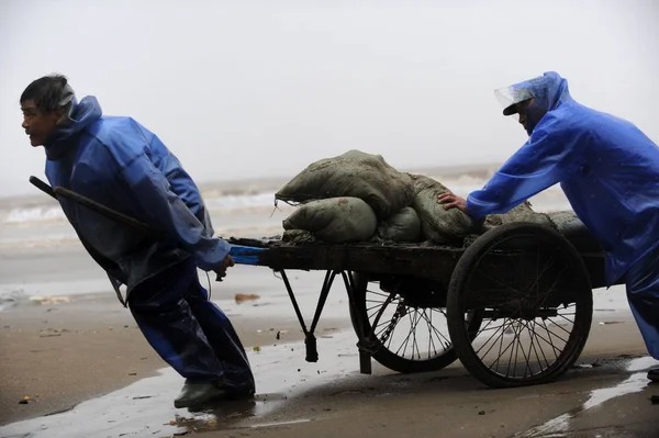Местные Рабочие Несут Мешки Песком Подготовиться Прибытию Тайфуна Хайкуй Уезд — стоковое фото