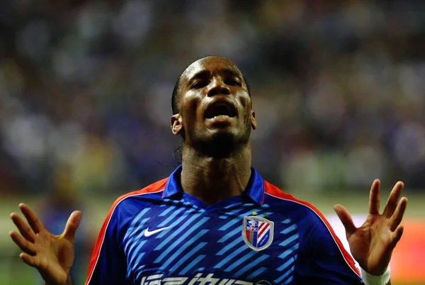 Didier Drogba ของเซ ยงไฮ Shenhua ตอบสนองในการแข นรอบท ของสมาคมฟ ตบอลจ 2012 — ภาพถ่ายสต็อก