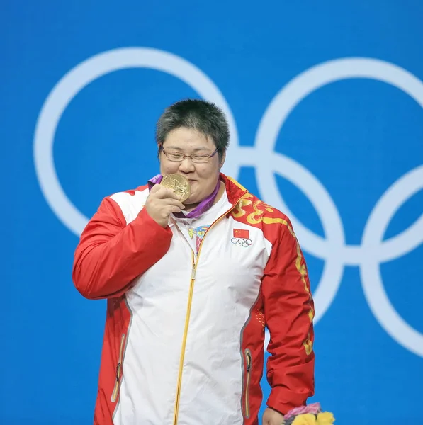 Guldmedaljevinder Zhou Lulu Fra Kina Kysser Sin Medalje Ved Prisoverrækkelsen - Stock-foto