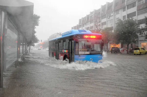 Bus Moves Flooded Road Caused Typhoons Binzhou City East Chinas — Stock Photo, Image