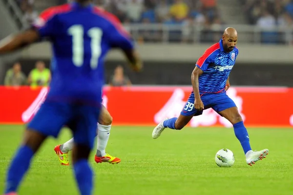 Nicolas Anelka Von Shanghai Shenhua Rechts Dribbelt Gegen Tianjin Teda — Stockfoto