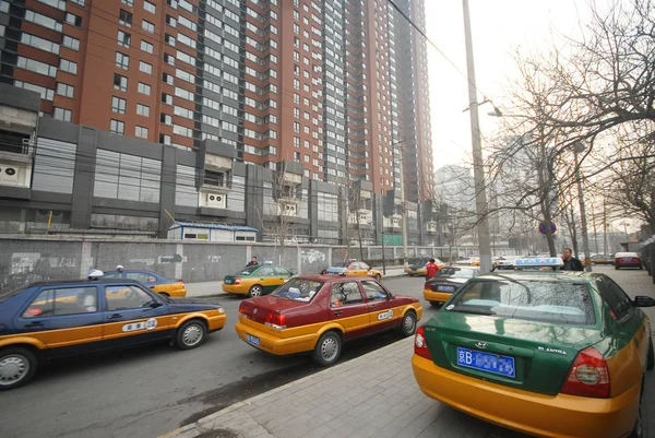Plik Taksówki Zaparkowane Wzdłuż Ulicy Pekinie Chiny Styczeń 2012 — Zdjęcie stockowe