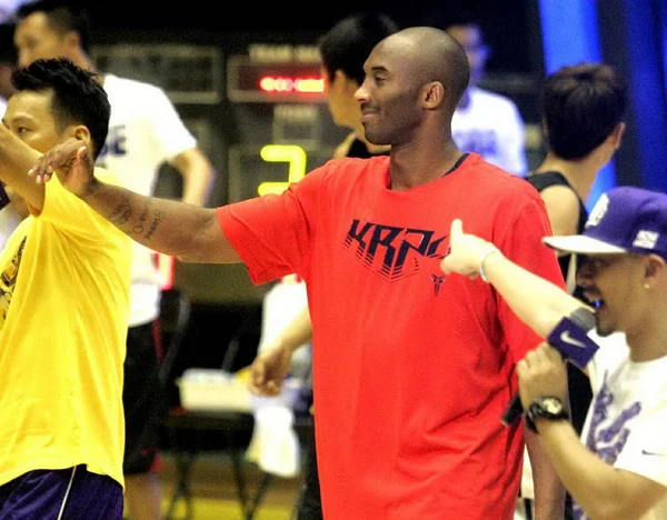 Superstar Nba Kobe Bryant Interagisce Con Fan Durante Suo Tour — Foto Stock