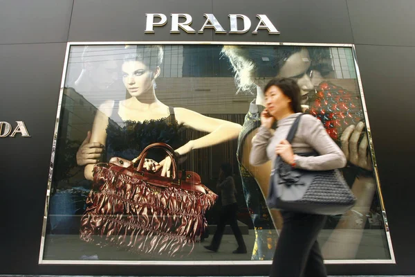 中国上海のプラザ66ショッピングモールでプラダのブティックの前を歩く中国人女性 月2010 — ストック写真