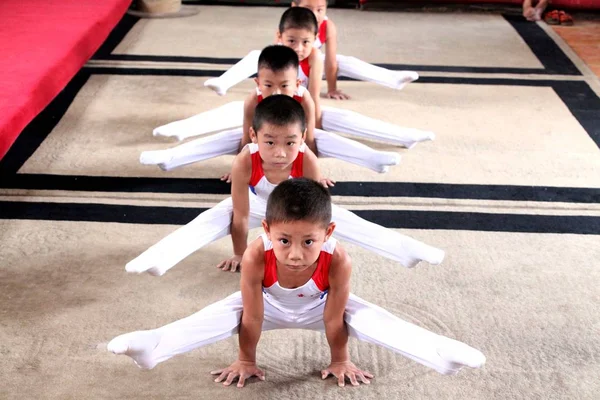 Jungen Beim Training Einem Gymnastikzentrum Der Stadt Bozhou Provinz Anhui — Stockfoto