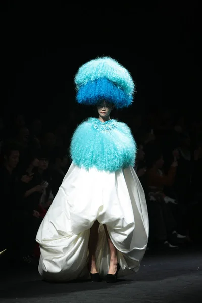 モデル提示ショーの間にレベッカ 2013年かつらトレンド ファッション上海 2012 日新規作成 — ストック写真