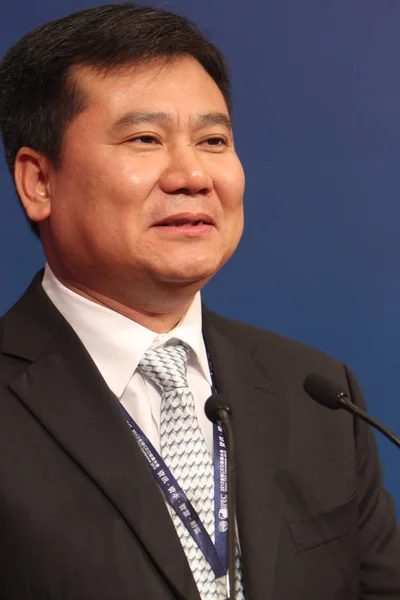 苏宁电器有限公司董事长张金东在2012年10月30日于中国上海举行的2012年全球 Ceo 大会上微笑 — 图库照片