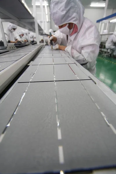 Lavoratori Cinesi Saldano Celle Fotovoltaiche Pannelli Solari Nello Stabilimento Eoplly — Foto Stock