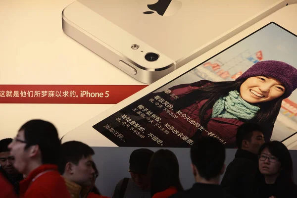 2012年12月14日 客户在中国上海的苹果专卖店试用 Iphone 5款智能手机 — 图库照片