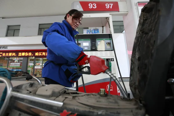 中国の労働者は 東中国安徽州 Huaibei 市のガソリンスタンドでオートバイを Refuels 11月16日2012 — ストック写真